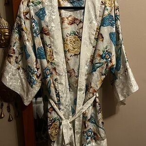 Vintage Victoria’s Secret floral satin kimono shortie robe